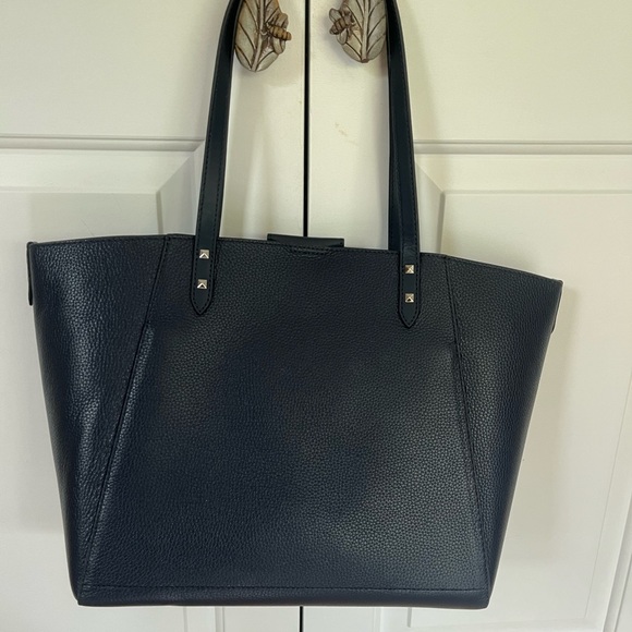 Michael Kors NWOT travel bag. - Picture 4 of 6